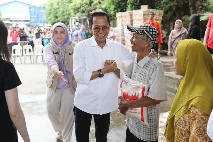 Wali Kota Batam, Amsakar Achmad, secara simbolis menyerahkan 2.200 paket sembako gratis yang diberikan oleh Utama Group Batam, di Halaman Gedung Utama Group, Komplek Indah Industri Park, Senin (24/3/2025). Foto: INIKEPRI.COM/Media Center Batam