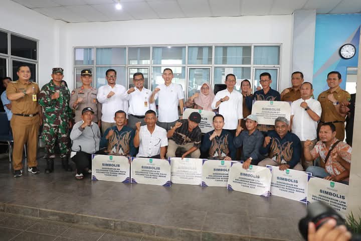 Wali Kota Batam, Amsakar Achmad, secara simbolis menyerahkan insentif triwulan pertama tahun 2025 kepada Ketua RT, RW, dan LPM Kecamatan Sei Beduk, di Kantor Camat Sei Beduk, Senin (24/3/2025) dengan tujuan mempererat hubungan antara pemerintah kota dan masyarakat setempat. Foto: INIKEPRI.COM/Media Center Batam 