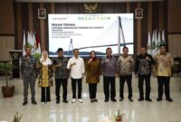 Wali Kota Batam, Amsakar Achmad, menyerahkan secara langsung laporan keuangan pemerintah daerah unaudited tahun anggaran 2024, Senin (25/3/2025). Foto: INIKEPRI.COM/Media Center Batam 