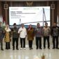 Wali Kota Batam, Amsakar Achmad, menyerahkan secara langsung laporan keuangan pemerintah daerah unaudited tahun anggaran 2024, Senin (25/3/2025). Foto: INIKEPRI.COM/Media Center Batam 