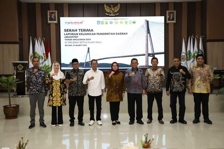 Wali Kota Batam, Amsakar Achmad, menyerahkan secara langsung laporan keuangan pemerintah daerah unaudited tahun anggaran 2024, Senin (25/3/2025). Foto: INIKEPRI.COM/Media Center Batam 