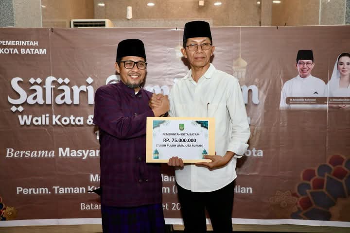 Wali Kota Batam, Amsakar Achmad saat melakukan Safari Ramadhan buka puasa bersama di Masjid Darussalam, Perumahan KDA dilanjutkan dengan tarawih bersama di Masjid Baitussalam, Perumahan Frensiana Garden, Kecamatan Batam Kota, Senin, (25/3/2025). Foto: INIKEPRI.COM/Media Center Batam 