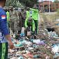 Petugas gabungan membersihkan sampah di Kota Batam. Foto: INIKEPRI.COM/Media Center Batam 