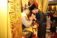 Wali Kota Batam sekaligus Ex Officio Kepala Badan Pengusahaan (BP) Batam, Amsakar Achmad, menghadiri prosesi adat Tepuk Tepung Tawar untuk Kapolresta Barelang yang baru, Kombes Pol Zaenal Arifin, di Gedung Lembaga Adat Melayu (LAM) Kota Batam, Batam Center, pada Jumat (28/3/2025). Foto: INIKEPRI.COM