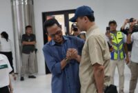 Wali Kota Batam yang juga Ex Officio Kepala Badan Pengusahaan (BP) Batam, Amsakar Achmad, bersama Wakil Wali Kota Batam sekaligus Ex Officio Wakil Kepala BP Batam, Li Claudia Chandra, menyambut kedatangan Menteri Transmigrasi RI, Muhammad Iftitah Sulaiman Suryanagara, di Bandara Internasional Hang Nadim, Sabtu (29/3/2025). Foto: INIKEPRI.COM
