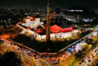 Pemerintah Kota Batam menggelar Pawai takbir Idul Fitri 1446 Hijriah, yang dilepas langsung oleh Wali Kota Batam, Amsakar Achmad dan Wakil Wali Kota Batam, Li Claudia Chandra, di Dataran Masjid Agung Raja Hamidah Kota Batam, Minggu (30/3/2025). Foto: INIKEPRI.COM/Media Center Batam 