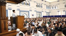 Wali Kota Batam, Amsakar Achmad bersama Unsur Forkopimda dan ribuan umat Islam di Kota Batam melaksanakan Salat Idul Fitri 1446 H di Masjid Agung Raja Hamidah, Senin, (31/3/2025). Foto: INIKEPRI.COM/Media Center Batam 