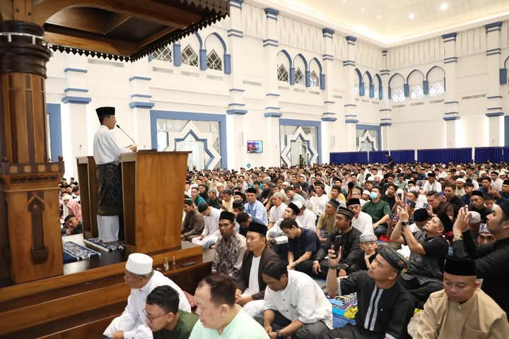 Wali Kota Batam, Amsakar Achmad bersama Unsur Forkopimda dan ribuan umat Islam di Kota Batam melaksanakan Salat Idul Fitri 1446 H di Masjid Agung Raja Hamidah, Senin, (31/3/2025). Foto: INIKEPRI.COM/Media Center Batam