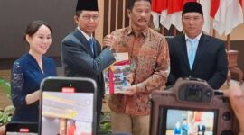 Amsakar Achmad dan Li Claudia Chandra kini secara resmi menjabat sebagai Wali Kota dan Wakil Wali Kota Batam periode 2025-2030 setelah menerima estafet kepemimpinan dari H. Muhammad Rudi dalam serah terima jabatan (Sertijab) , di Kantor Wali Kota Batam, Senin (3/3/2025). Foto: INIKEPRI.COM
