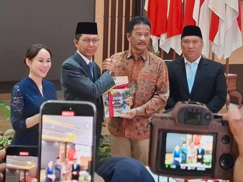 Amsakar Achmad dan Li Claudia Chandra kini secara resmi menjabat sebagai Wali Kota dan Wakil Wali Kota Batam periode 2025-2030 setelah menerima estafet kepemimpinan dari H. Muhammad Rudi dalam serah terima jabatan (Sertijab) , di Kantor Wali Kota Batam, Senin (3/3/2025). Foto: INIKEPRI.COM
