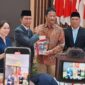 Amsakar Achmad dan Li Claudia Chandra kini secara resmi menjabat sebagai Wali Kota dan Wakil Wali Kota Batam periode 2025-2030 setelah menerima estafet kepemimpinan dari H. Muhammad Rudi dalam serah terima jabatan (Sertijab) , di Kantor Wali Kota Batam, Senin (3/3/2025). Foto: INIKEPRI.COM
