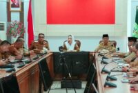Rapat Kerja Bersama Bupati dan Wakil Bupati Natuna Cen Sui Lan dan Jarmin Sidik dengan Sekretaris Daerah Kabupaten Natuna beserta seluruh pimpinan OPD di Lingkungan Pemerintah Kabupaten Natuna di Ruang Rapat Kantor Bupati Natuna Lt.2, Senin (3/3/2025). Foto: INIKEPRI.COM