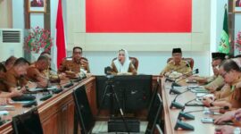 Rapat Kerja Bersama Bupati dan Wakil Bupati Natuna Cen Sui Lan dan Jarmin Sidik dengan Sekretaris Daerah Kabupaten Natuna beserta seluruh pimpinan OPD di Lingkungan Pemerintah Kabupaten Natuna di Ruang Rapat Kantor Bupati Natuna Lt.2, Senin (3/3/2025). Foto: INIKEPRI.COM