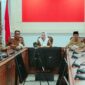 Rapat Kerja Bersama Bupati dan Wakil Bupati Natuna Cen Sui Lan dan Jarmin Sidik dengan Sekretaris Daerah Kabupaten Natuna beserta seluruh pimpinan OPD di Lingkungan Pemerintah Kabupaten Natuna di Ruang Rapat Kantor Bupati Natuna Lt.2, Senin (3/3/2025). Foto: INIKEPRI.COM