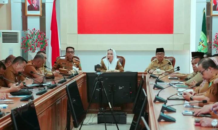 Rapat Kerja Bersama Bupati dan Wakil Bupati Natuna Cen Sui Lan dan Jarmin Sidik dengan Sekretaris Daerah Kabupaten Natuna beserta seluruh pimpinan OPD di Lingkungan Pemerintah Kabupaten Natuna di Ruang Rapat Kantor Bupati Natuna Lt.2, Senin (3/3/2025). Foto: INIKEPRI.COM