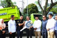 Penyerahan simbolis dilakukan kepada Dinas Lingkungan Hidup (DLH) sebagai bagian dari pengadaan tahun 2025 di Kantor Dinas Lingkungan Hidup Kota Batam, Senin, (3/3/2025). Foto: INIKEPRI.COM/Media Center Batam
