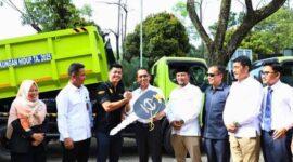 Penyerahan simbolis dilakukan kepada Dinas Lingkungan Hidup (DLH) sebagai bagian dari pengadaan tahun 2025 di Kantor Dinas Lingkungan Hidup Kota Batam, Senin, (3/3/2025). Foto: INIKEPRI.COM/Media Center Batam 
