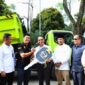 Penyerahan simbolis dilakukan kepada Dinas Lingkungan Hidup (DLH) sebagai bagian dari pengadaan tahun 2025 di Kantor Dinas Lingkungan Hidup Kota Batam, Senin, (3/3/2025). Foto: INIKEPRI.COM/Media Center Batam 
