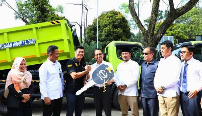 Penyerahan simbolis dilakukan kepada Dinas Lingkungan Hidup (DLH) sebagai bagian dari pengadaan tahun 2025 di Kantor Dinas Lingkungan Hidup Kota Batam, Senin, (3/3/2025). Foto: INIKEPRI.COM/Media Center Batam
