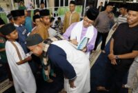 Wali Kota Batam sekaligus Ex Officio Kepala BP Batam Amsakar Achmad saat menghadiri safari Ramadan perdana di Masjid Darussalam Perumahan Rexvin Village - Perumahan Buana Vista Indah, Kelurahan Belian, Kecamatan Batam Kota, Senin (3/3/2025).