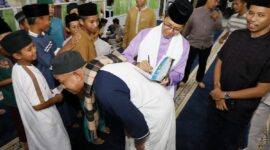 Wali Kota Batam sekaligus Ex Officio Kepala BP Batam Amsakar Achmad saat menghadiri safari Ramadan perdana di Masjid Darussalam Perumahan Rexvin Village - Perumahan Buana Vista Indah, Kelurahan Belian, Kecamatan Batam Kota, Senin (3/3/2025).