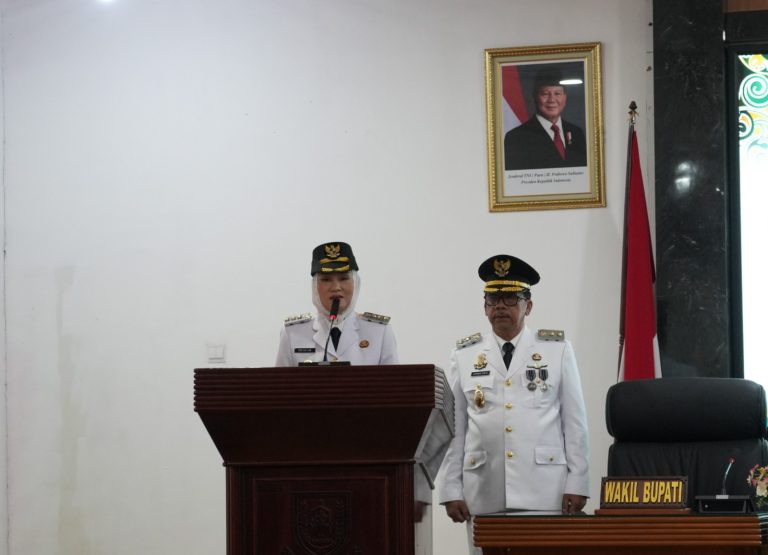 Bupati Natuna, Cen Sui Lan, menyampaikan pidato pertamanya setelah resmi dilantik bersama Wakil Bupati, Jarmin, untuk periode 2025-2030. Foto: INIKEPRI.COM
