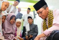 Wali Kota Batam sekaligus Ex Officio Kepala BP Batam Amsakar Achmad seusai tarawih berjamaah di Kecamatan Batuaji di Masjid Al Ishlah, Kelurahan Buliang. Foto: INIKEPRI.COM/Media Center Batam 