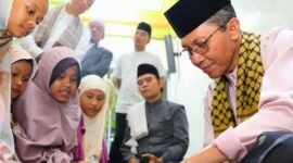 Wali Kota Batam sekaligus Ex Officio Kepala BP Batam Amsakar Achmad seusai tarawih berjamaah di Kecamatan Batuaji di Masjid Al Ishlah, Kelurahan Buliang. Foto: INIKEPRI.COM/Media Center Batam 