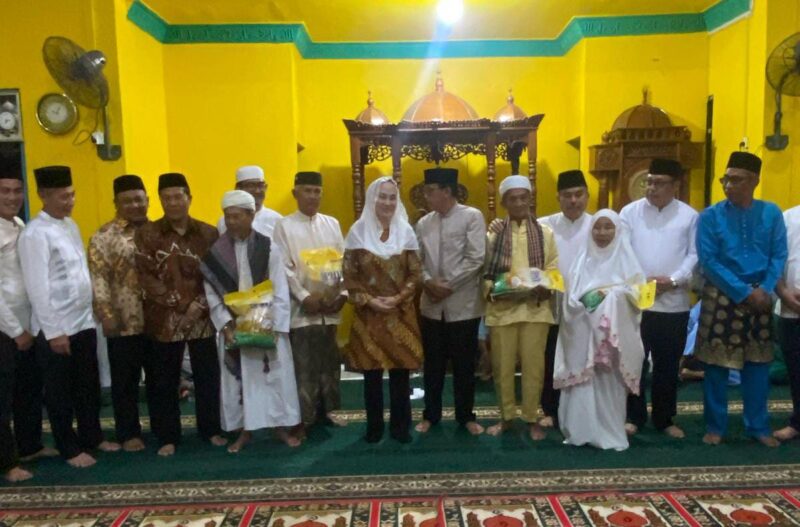 Bupati Natuna, Cen Sui Lan, bersama Wakil Bupati Natuna, Jarmin Sidik menghadiri kegiatan Muhibah Ramadhan di Desa Sededap, Kecamatan Pulau Tiga, pada Selasa (4/3/2025). Foto: INIKEPRI.COM