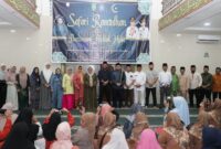 Ketua TP-PKK Kota Batam Erlita Sari Amsakar dalam kegiatan Pembinaan Akhlak Mulia yang berlangsung di Masjid Al Muhajirin, RT 07 RW 02, Kelurahan Batu Merah, pada Jumat (7/3/2025). Foto: INIKEPRI.COM