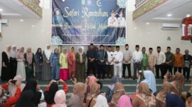 Ketua TP-PKK Kota Batam Erlita Sari Amsakar dalam kegiatan Pembinaan Akhlak Mulia yang berlangsung di Masjid Al Muhajirin, RT 07 RW 02, Kelurahan Batu Merah, pada Jumat (7/3/2025). Foto: INIKEPRI.COM