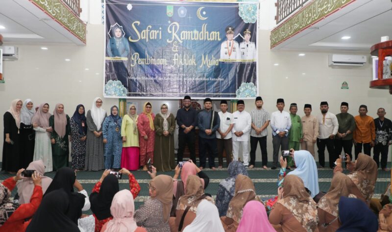 Ketua TP-PKK Kota Batam Erlita Sari Amsakar dalam kegiatan Pembinaan Akhlak Mulia yang berlangsung di Masjid Al Muhajirin, RT 07 RW 02, Kelurahan Batu Merah, pada Jumat (7/3/2025). Foto: INIKEPRI.COM