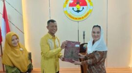 Bupati Natuna Cen Sui Lan saat menghadiri malam pengantar tugas pelepasan Danlanal Ranai Kolonel Laut (P) Maman Nurachman di mes Ciptadi Lanal Ranai, Jumat (7/3) pagi. Foto: INIKEPRI.COM