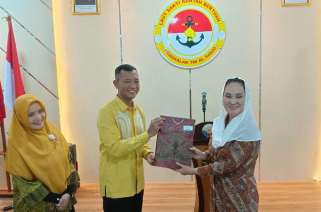 Bupati Natuna Cen Sui Lan saat menghadiri malam pengantar tugas pelepasan Danlanal Ranai Kolonel Laut (P) Maman Nurachman di mes Ciptadi Lanal Ranai, Jumat (7/3) pagi. Foto: INIKEPRI.COM