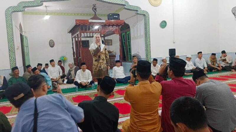 Bupati Natuna, Cen Sui Lan, kembali melaksanakan kegiatan Safari Ramadhan 1446 Hijriyah. Kali ini, Safari di laksanakan di Masjid Ma'arif Batu Bayan, Desa Cemaga Tengah, Kecamatan Bunguran Selatan, pada Sabtu (08/03/2025) malam. Foto: INIKEPRI.COM