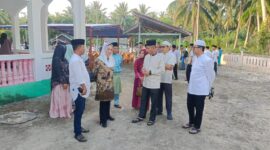 Cen Sui Lan, sedang berdiskusi dengan Rusdi Ketua DPRD Natuna dan Erimuddin Anggota DPRD Natuna tentang antara lain Program Peremajaan Kelapa di Natuna. Foto: INIKEPRI.COM
