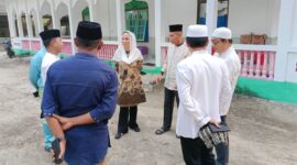 Bupati Natuna Cen Sui Lan saat safari Ramadan di Bunguran Timur. Foto: INIKEPRI.COM