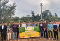 PW PRIMA DMI Kepri membagikan takjil kepada masyarakat di Kota Batam. Foto: INIKEPRI.COM