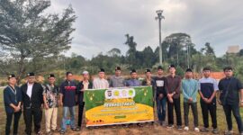 PW PRIMA DMI Kepri membagikan takjil kepada masyarakat di Kota Batam. Foto: INIKEPRI.COM