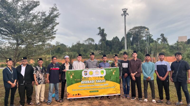 PW PRIMA DMI Kepri membagikan takjil kepada masyarakat di Kota Batam. Foto: INIKEPRI.COM