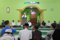 Bupati Natuna Cen Sui Lan saat safari Ramadan di Kecamatan Batubi. Foto: INIKEPRI.COM