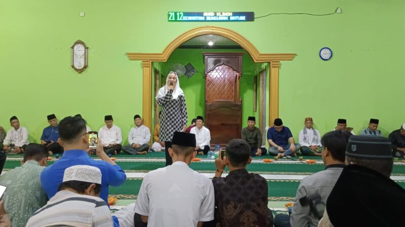 Bupati Natuna Cen Sui Lan saat safari Ramadan di Kecamatan Batubi. Foto: INIKEPRI.COM