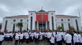 Demo tenaga media di Kantor Bupati Natuna. Foto: Istimewa 