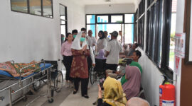 Bupati Natuna Cen Sui melakukan inspeksi mendadak (Sidak) di rumah sakit umum daerah (RSUD) Natuna, Rabu (12/3/2025). Foto: INIKEPRI.COM