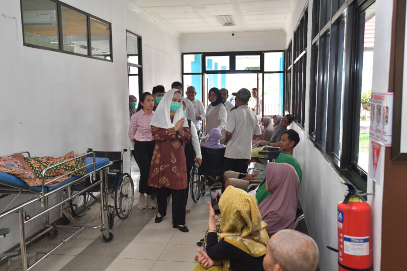 Bupati Natuna Cen Sui melakukan inspeksi mendadak (Sidak) di rumah sakit umum daerah (RSUD) Natuna, Rabu (12/3/2025). Foto: INIKEPRI.COM