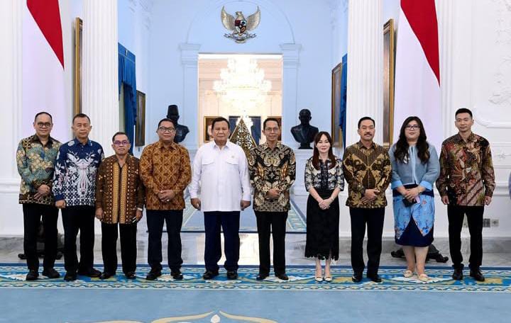 Kepala dan Wakil Kepala BP Batam, Amsakar Achmad-Li Claudia Chandra bersama 7 Deputi BP Batam yang baru dilantik bertemu dengan presiden Prabowo Subianto di Istana Negara. Foto: Instagram @amsakarachmad