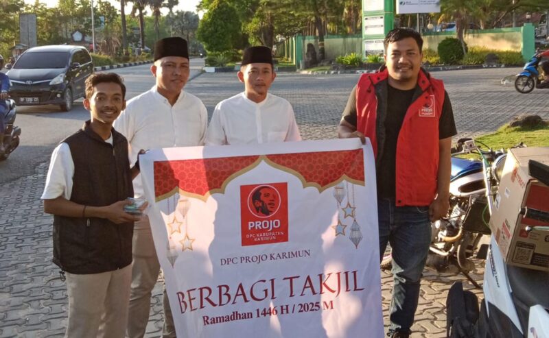 Pengurus DPC PROJO Karimun membagikan takjil. Foto: INIKEPRI.COM