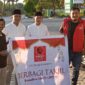 Pengurus DPC PROJO Karimun membagikan takjil. Foto: INIKEPRI.COM