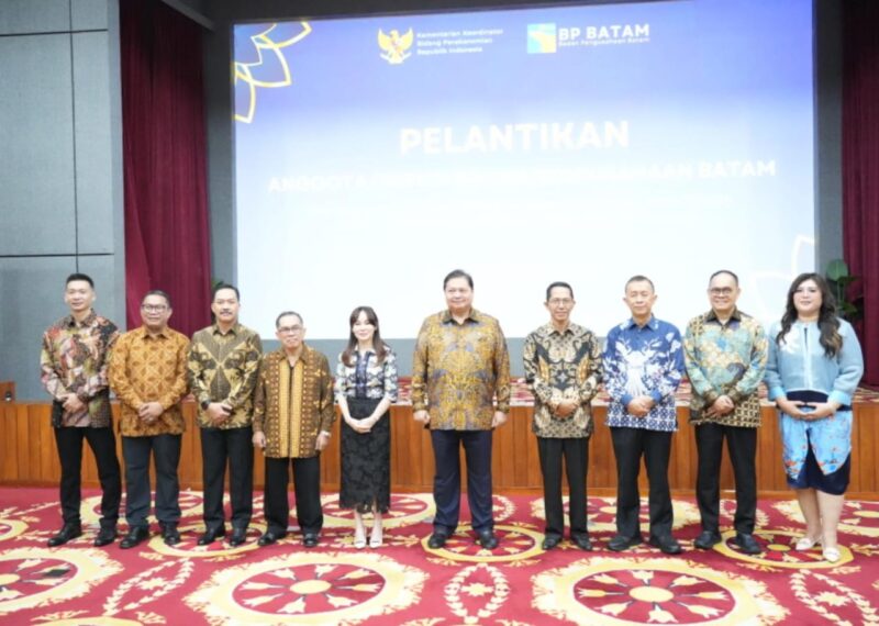 Menteri Koordinator Bidang Perekonomian Republik Indonesia selaku Ketua Dewan Kawasan Perdagangan Bebas dan Pelabuhan Bebas Batam, Airlangga Hartarto melantik tujuh Anggota/Deputi di lingkungan BP Batam pada Kamis (13/3/2025). Foto; INIKEPRI.COM/BP Batam 