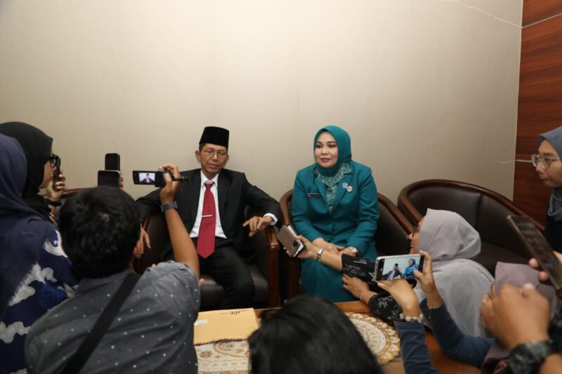 Wali Kota Batam sekaligus Ex Officio Kepala BP Batam Amsakar Achmad usai menghadiri pelantikan Persatuan Kesejahteraan Keluarga (PKK) di ruang Holding Lantai IV Kantor Wali Kota Batam, Jumat (14/3/2025) sore. Foto: INIKEPRI.COM